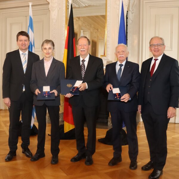Gruppenfoto der drei Geehrten und Regierungspräsident Dr. Eugen Ehmann von Unterfranken
