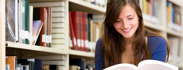 Durch Zusammenarbeit können Leistungsangebote verbessert werden. Frau liest ein Buch in einer Bibliothek