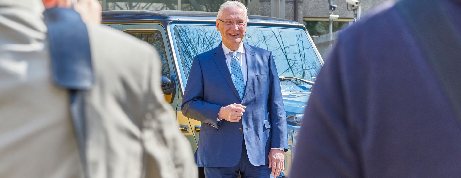 Konsequente Vermögensabschöpfung: Der Kampf gegen Organisierte Kriminalität wird weiter verstärkt. "Wir setzen auch dort an, wo es den Tätern besonders weh tut: bei der Tatbeute. Im Jahr 2020 konnten knapp 12,6 Millionen Euro vorläufig gesichert werden", so Innenminister Joachim Herrmann und Justizminister Georg Eisenreich beim jährlichen Bericht von Polizei und Staatsanwaltschaft über aktuelle Ermittlungen. Im Bild: Herrmann vor einem sichergestellten Fahrzeug. Herrmann vor einem sichergestellten Fahrzeug.
