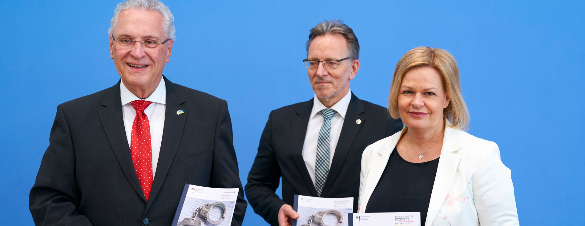 Erneut weniger Straftaten und eine höhere Aufklärungsquote in Deutschland: Bundesinnenministerin Nancy Faeser, der Vorsitzende der Innenministerkonferenz Joachim Herrmann und der Präsident des Bundeskriminalamtes Holger Münch haben gemeinsam in Berlin die Polizeiliche Kriminalstatistik für das Jahr 2021 vorgestellt. Nancy Faeser, Joachim Herrmann und Holger Münch präsentieren die Kriminalstatistik