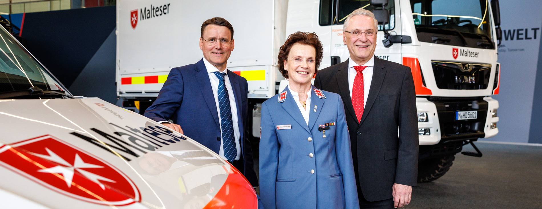 Gemeinsam stark für den Katastrophenschutz in Bayern: Stephanie Freifrau von Freyberg, Diözesanleiterin der Malteser in der Erzdiözese München und Freising, Alexander Vlaskamp, Vorstandsvorsitzender MAN, und Innenminister Joachim Herrmann Stephanie Freifrau von Freyberg, Diözesanleiterin der Malteser in der Erzdiözese München und Freising, Alexander Vlaskamp, Vorstandsvorsitzender MAN, und Innenminister Joachim Herrmann
