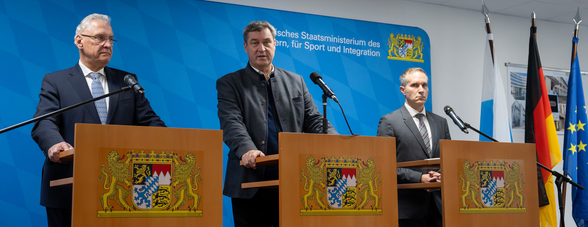 Dringende Wende in der Asylpolitik: Ministerpräsident Dr. Markus Söder und Innenminister Joachim Herrmann fordern vom Bund, Abschiebungen für Menschen ohne Bleiberecht zu erleichtern. Im Bild mit Axel Ströhlein, Präsident des Landesamts für Asyl und Rückführungen Söder und Herrmann am Rednerpult