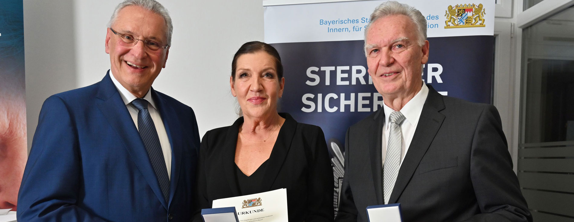 Außergewöhnlicher Einsatz für Kriminalitätsopfer: Katy Karrenbauer und Prof. Jörg Ziercke erhalten von Innenminister Joachim Herrmann den Stern der Sicherheit Herrmann, Karrenbauer und Ziercke mit Medaillen