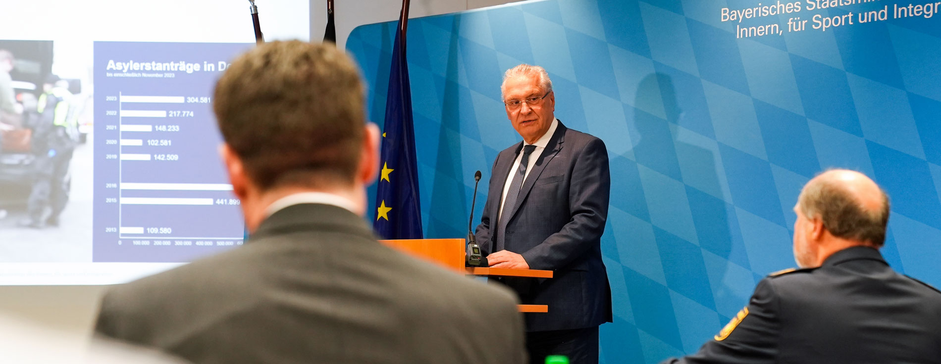 „Wir stehen auch im Jahr 2024 vor großen innen- und sicherheitspolitischen Herausforderungen. Thema Nummer eins bleibt die Zuwanderung. Wir müssen die illegale Migration umgehend und effektiv begrenzen“, so Innenminister Joachim Herrmann in Nürnberg. Herrmann am Rednerpult
