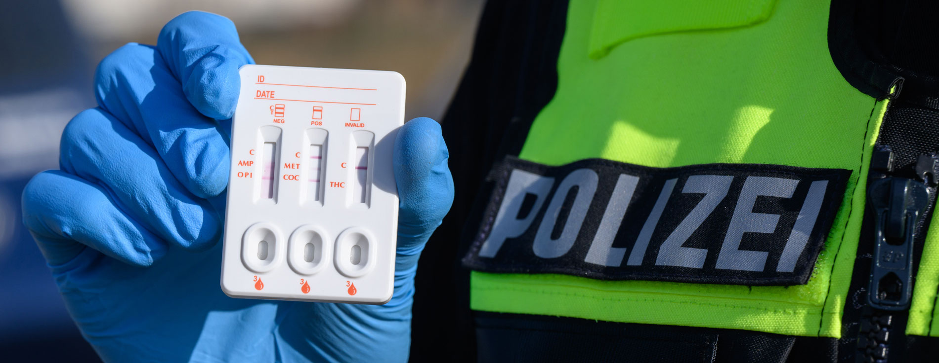 Verstärkte Kontroll- und Überwachungsmaßnahmen: Ein Polizist zeigt einen positiven Drogen-Test auf THC (Cannabis). Ein Polizist zeigt einen positiven Drogen-Test auf THC (Cannabis).