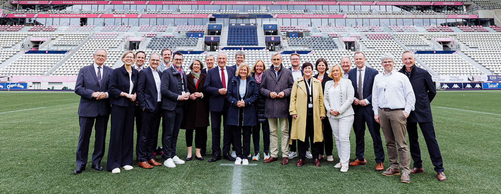 Die Sportministerinnen und -minister besuchen das Deutsche Haus im Stade Jean-Bouin in Paris, Heimstätte der deutschen Sportlerinnen und Sportler bei den Olympischen Spielen in diesem Sommer. Gruppenbild der Sportministerinnen und -minister im Stadion