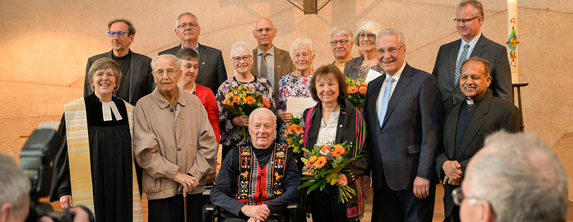 Vorbildlicher Einsatz für Kirche und Gesellschaft: Aushändigung des Ehrenzeichens des Bayerischen Ministerpräsidenten in der Erlanger Johanneskirche Gruppenbild mit Geehrten