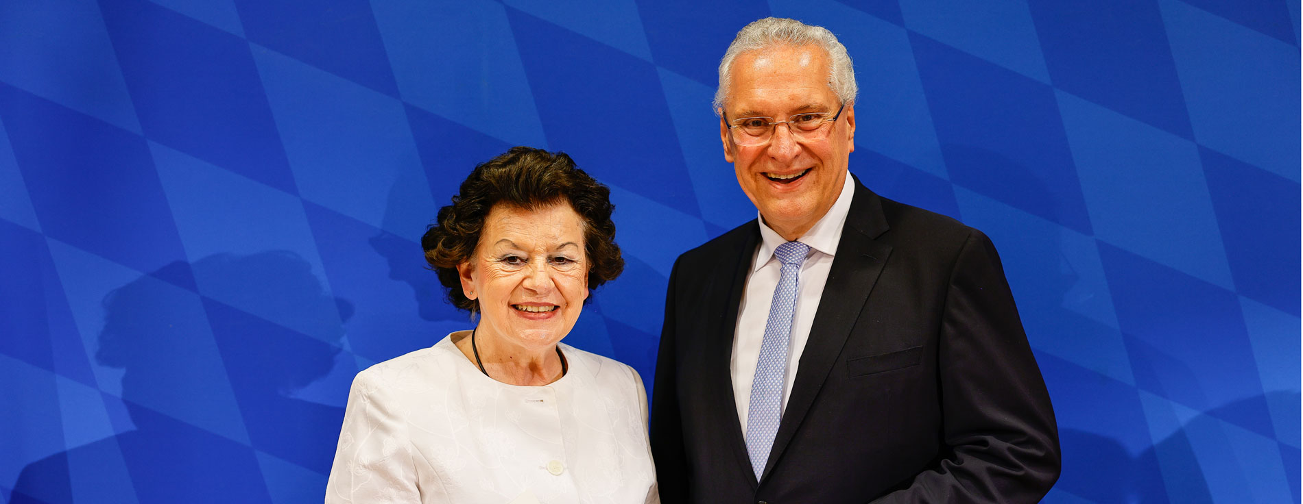 28. Juni 2024: Für wertvolles Engagement um das Gemeinwohl: Innenminister Joachim Herrmann hat in Erlangen 15 Kommunale Verdienstmedaillen in Gold, Silber und Bronze sowie 2 Kommunale Dankurkunden verliehen. Im Bild mit Dr. Birgit Seelbinder, Altoberbürgermeisterin der Stadt Marktredwitz. Gruppenfoto