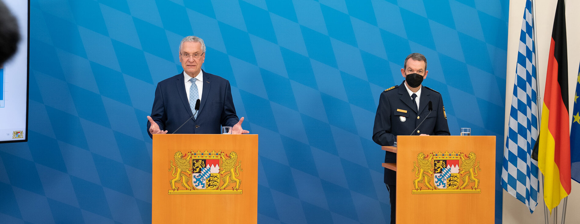 14. März 2022: Innenminister Joachim Herrmann zur Kriminalstatistik 2021: „Vergangenes Jahr hatten wir die niedrigste Kriminalitätsbelastung seit 44 Jahren. Gleichzeitig steigerte die Bayerische Polizei ihre Aufklärungsquote auf den höchsten Stand seit 27 Jahren. Bayern ist und bleibt in Deutschland im Bereich der Inneren Sicherheit Spitzenreiter!“ Auf dem Foto: Innenminister Joachim Herrmann und Landespolizeipräsident Michael Schwald Innenminister Joachim Herrmann und Landespolizeipräsident Michael Schwald hinter Rednerpulten