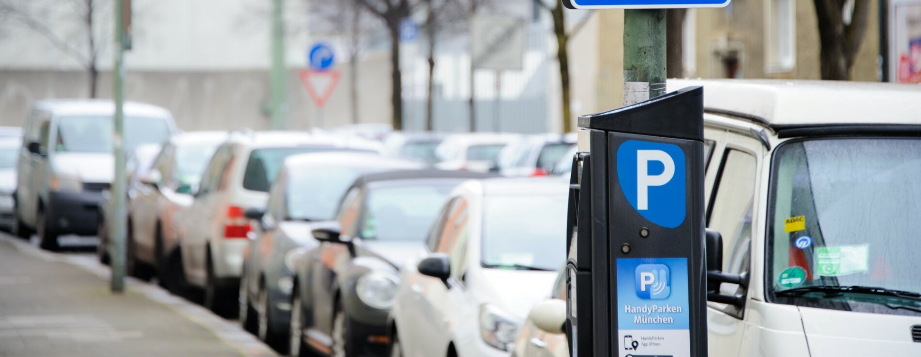 Ab 1. April 2025 dürfen elektrisch betriebene Fahrzeuge auf öffentlichen Parkplätzen in Bayern bis zu drei Stunden kostenlos parken. Straßenparkplatz mit Parkautomaten