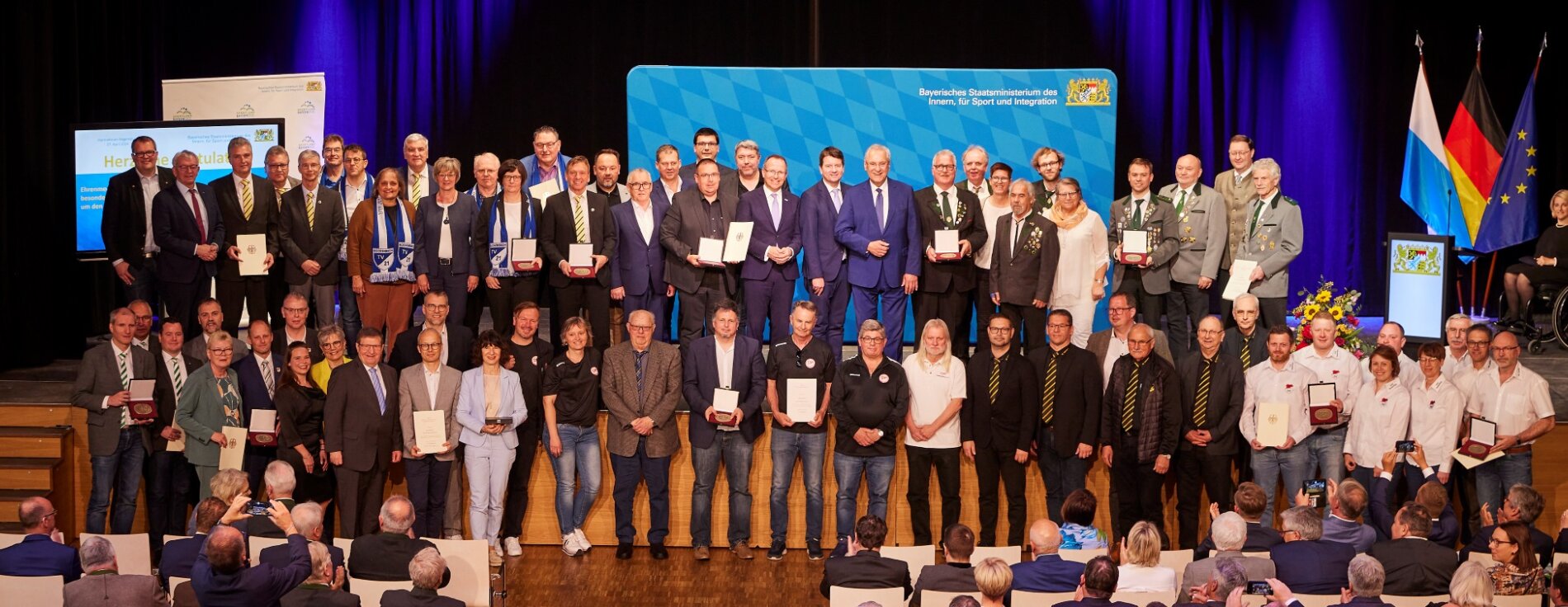 Außerdem händigten Herrmann und Kirchner die Sportplakette des Bundespräsidenten an 13 bayerische Sport- und Schützenvereine aus. Gruppenfoto mit Geehrten der Sportplakette