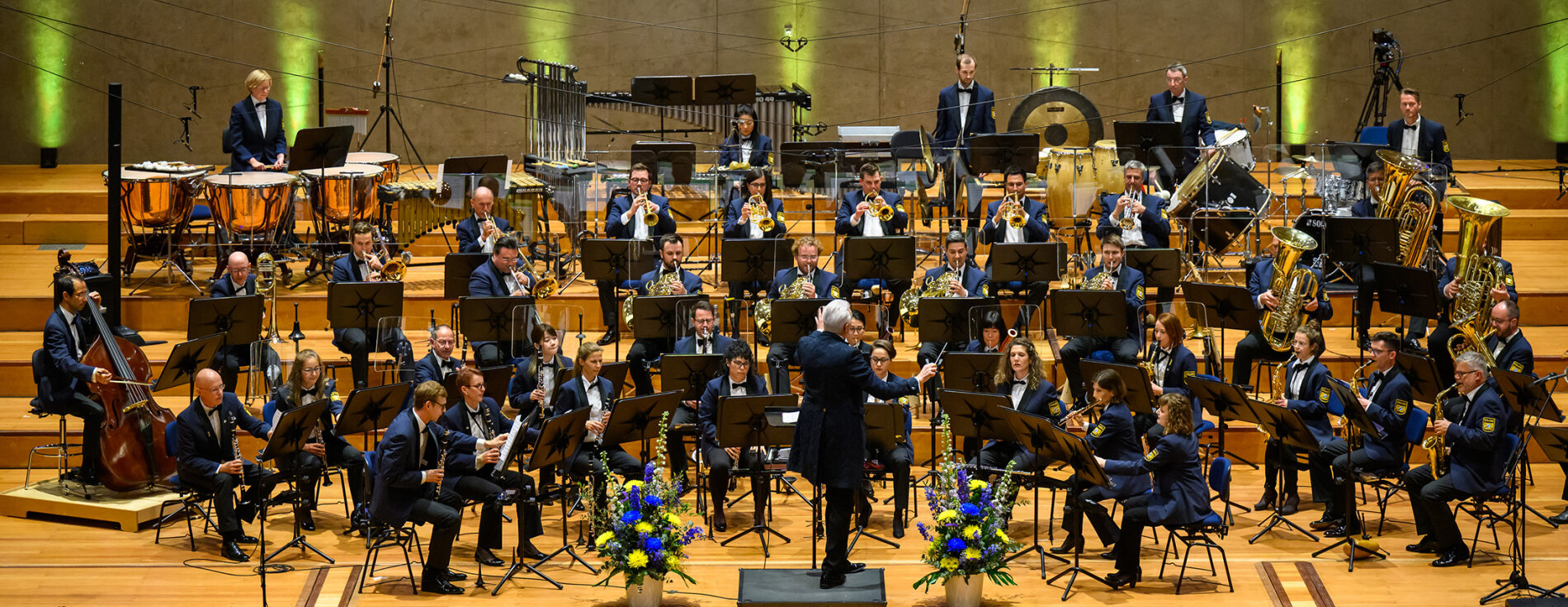 10. Mai 2022: Innenminister Joachim Herrmann und Innenstaatssekretär Sandro Kirchner haben zu einem Benefizkonzert des Polizeiorchesters Bayern zugunsten der Caritas-Arbeit für ukrainische Geflüchtete in Bayern eingeladen. Herrmann: „Unser heutiges Benefizkonzert kommt den vielen Menschen, vor allem Frauen und Kindern zu Gute, die vor dem schrecklichen Krieg in der Ukraine zu uns nach Bayern geflüchtet sind.“ Blick zum Orchester auf Bühne