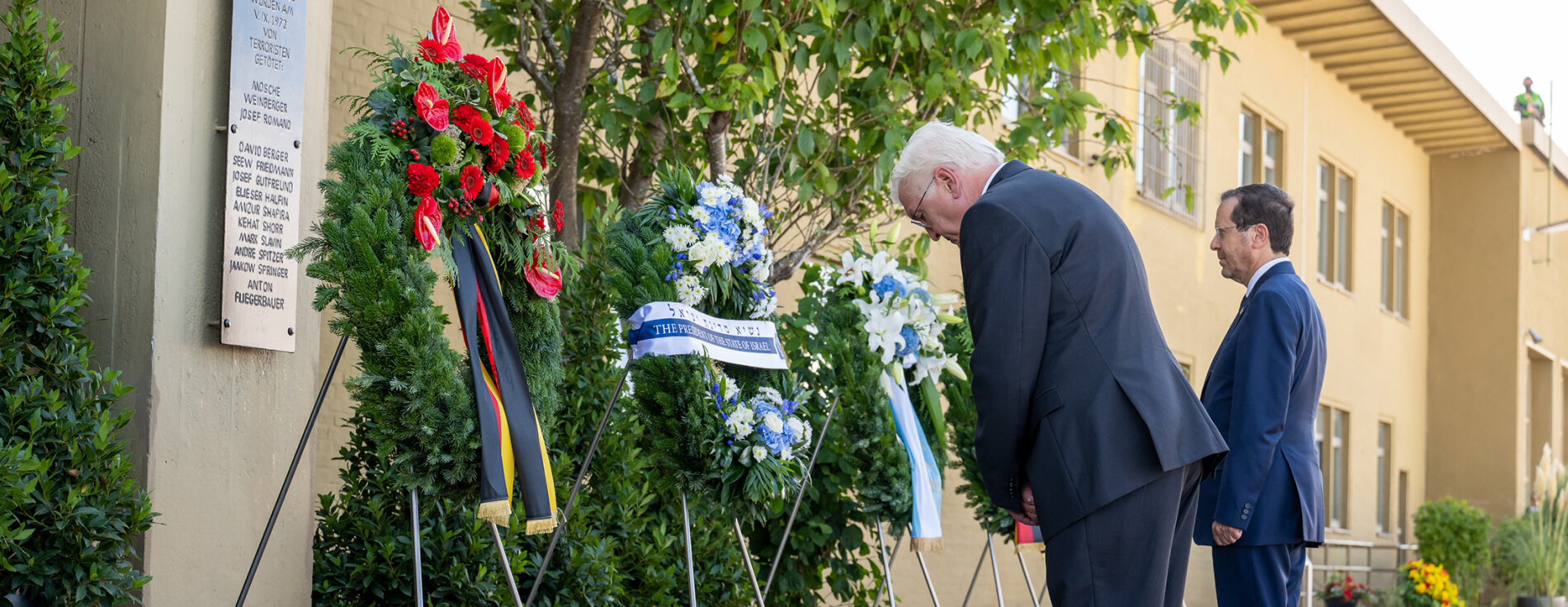 5. September 2022: Bundespräsident Dr. Frank-Walter Steinmeier und Staatspräsident des Staates Israel, Jitzchak Herzog bei der Kranzniederlegung. Bundespräsident Dr. Frank-Walter Steinmeier und Staatspräsident des Staates Israel, Jitzchak Herzog bei der Kranzniederlegung.
