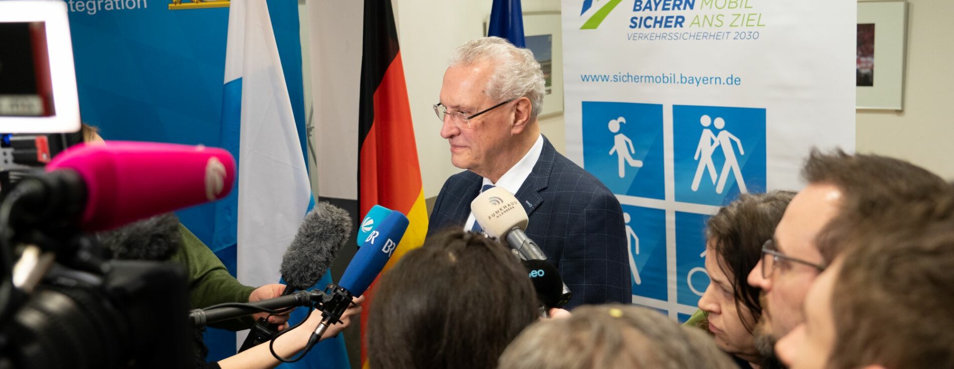 20. Februar 2025: Innenminister Joachim Herrmann hat die Verkehrsunfallstatistik 2024 in Nürnberg vorgestellt. Im vergangenen Jahr gab es weniger Unfalltote auf Bayerns Straßen. Auch die Zahl der Verkehrsunfälle und Verletzten sank im Vergleich zum Vorjahr. Demgegenüber ist die Zahl der getöteten Radfahrer gestiegen, auch gab es mehr Unfälle unter Drogeneinfluss als noch im Jahr 2023. Auf dem Foto ist Innenminister Joachim Herrmann zu sehen, wie er die Verkehrsunfallstatistik im Rahmen einer Pressekonferenz in Nürnberg vorstellt.