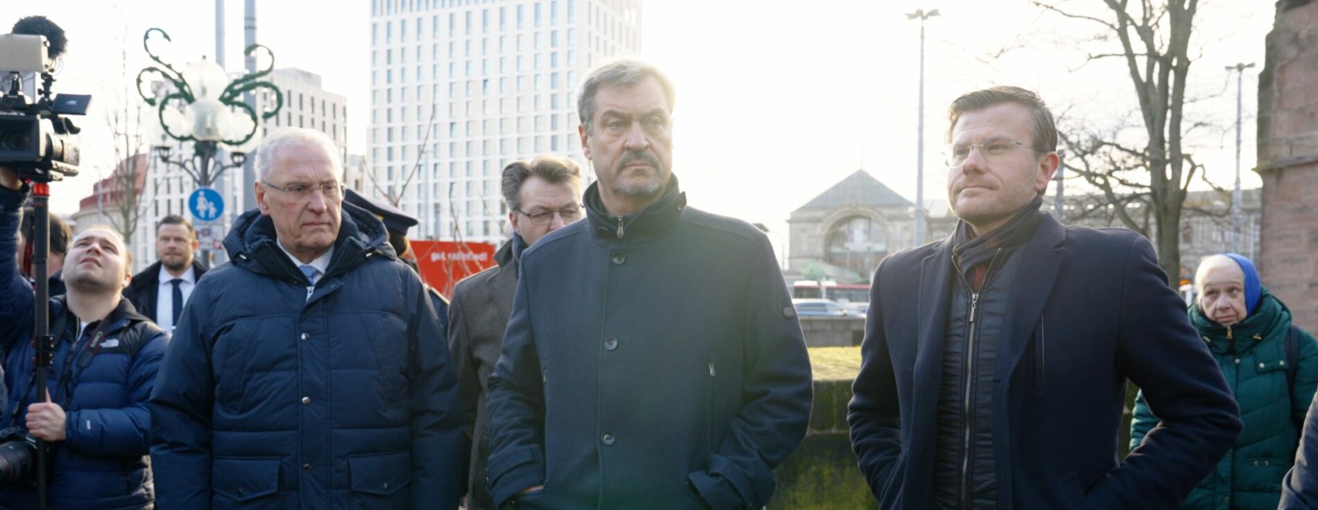 10. Januar 2025: Ministerpräsident Dr. Markus Söder und Innenminister Joachim Herrmann haben sich heute am Nürnberger Hauptbahnhof einen ersten Eindruck über die Umsetzung der Offensive "Sichere Bahnhöfe" verschafft. Auf dem Bild sind Innenminister Joachim Herrmann, MdB Michael Frieser, Ministerpräsident Dr. Markus Söder und Nürnbergs Oberbürgermeister Marcus König am Bahnhofsvorplatz des Nürnberger Hauptbahnhofes zu sehen.