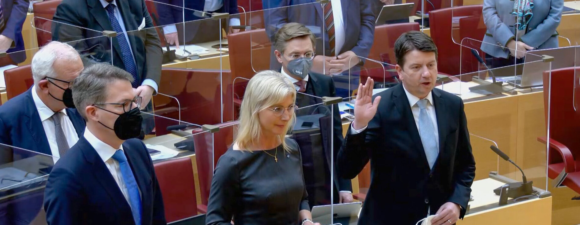 23. Februar 2022: Ministerpräsident Dr. Markus Söder hat Sandro Kirchner zum neuen Staatssekretär im Bayerischen Innenministerium ernannt. Vereidigung der neuen Kabinettsmitglieder im Bayerischen Landtag; Sandro Kirchner bei Eid, daneben Scharf und Blume