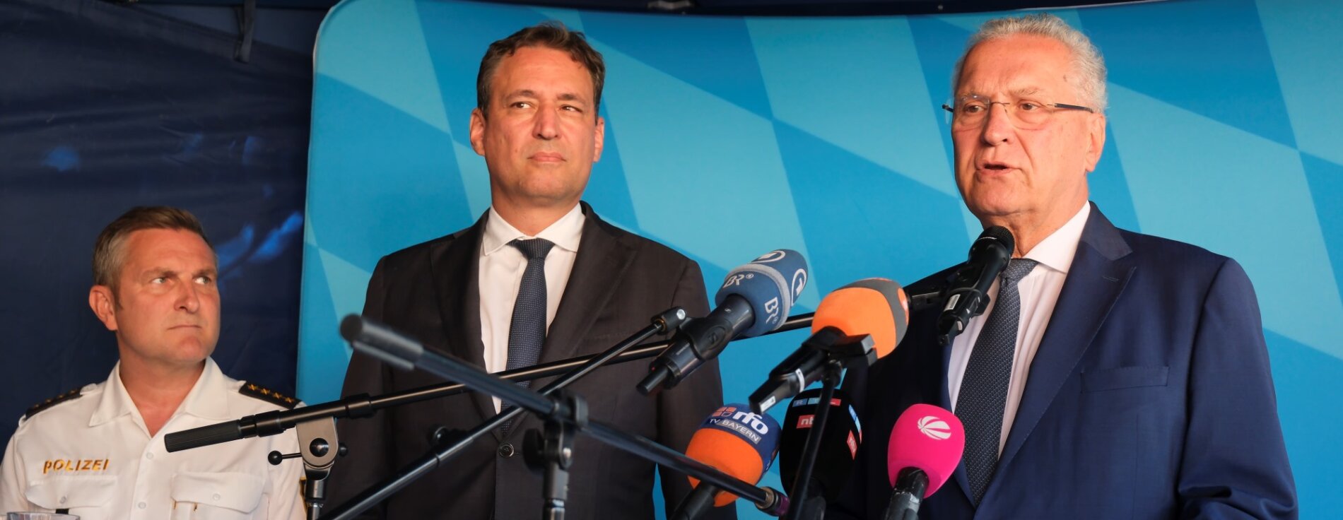 Innenminister Joachim Herrmann und Justizminister Georg Eisenreich kündigen eine verstärkte Bekämpfung der grenzüberschreitenden Kriminalität an. Innenminister Joachim Herrmann und Justizminister Georg Eisenreich am Rednerpult bei Pressekonferenz