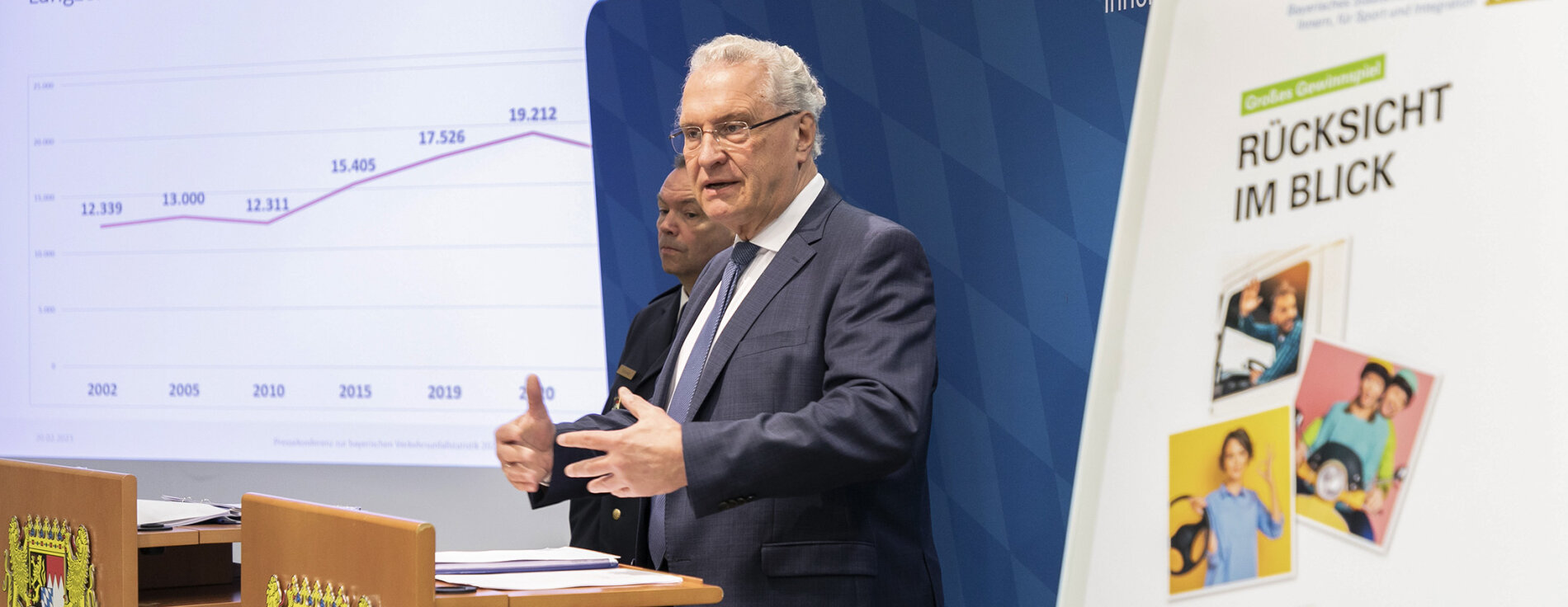 20. Februar 2023: Innenminister Joachim Herrmann stellte die Verkehrsunfallstatistik 2022 vor und startete das diesjährige Gewinnspiel: „Unerlässlich sind gegenseitige Rücksichtnahme zwischen Autofahrern und Radfahrern und dass sich alle an die Verkehrsregeln halten. ‚Rücksicht im Blick‘ ist deshalb das Thema unseres heute gestarteten Gewinnspiels mit zahlreichen Tipps, wie jedefrau und jedermann zu mehr Verkehrssicherheit beitragen kann.“ Innenminister Joachim Herrmann und Landespolizeipräsident Michael Schwald bei der Vorstellung der Verkehrsunfallstatistik