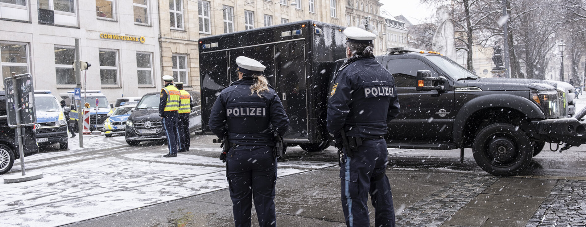 Mit rund 5.000 Einsatzkräften sorgt die Bayerische Polizei für die Sicherheit während der 61. Münchner Sicherheitskonferenz. Mehrere Polizisten bei Sicherheitskontrolle von Fahrzeugen