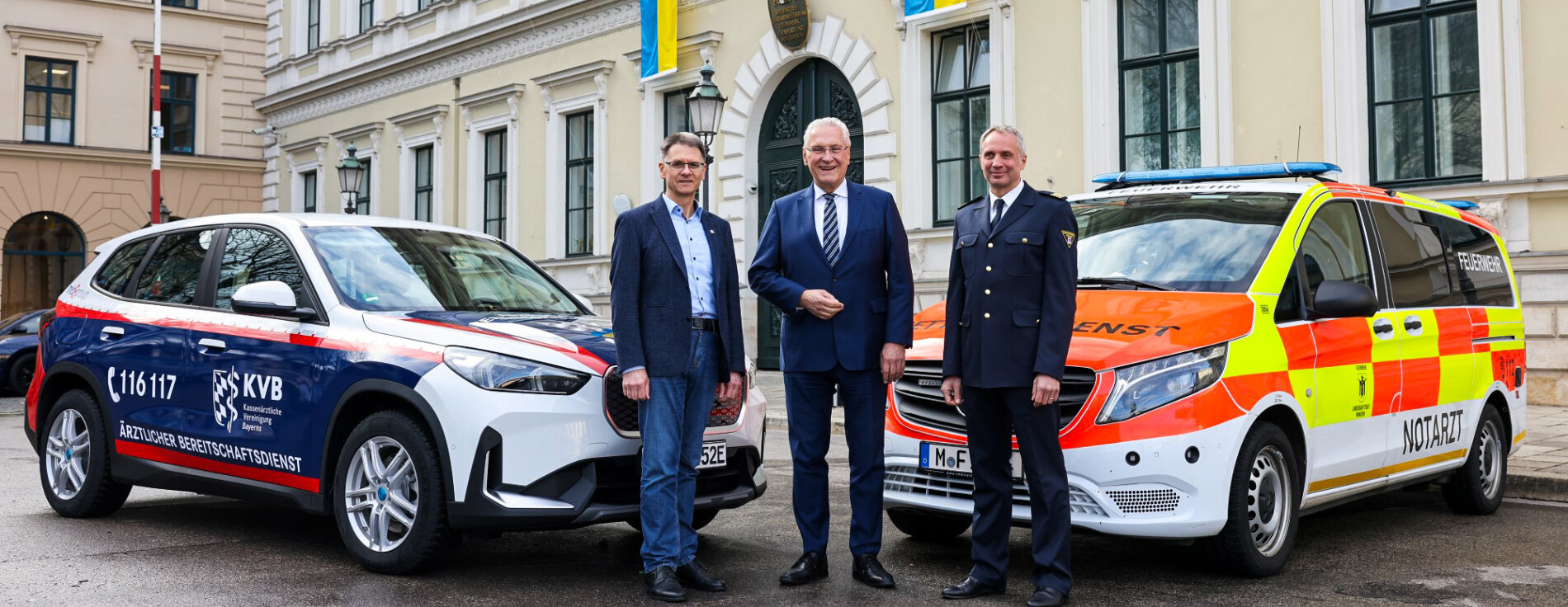 3. Dezember 2024: Innenminister Joachim Herrmann mit Dr. Christian Pfeiffer, Vorstandsvorsitzender der KVB und Florentin von Kaufmann, Vorsitzender des Verbandes der Bayerischen Leitstellenbetreiber nach einjähriger digitaler Vernetzung der Integrierten Leitstellen mit Vermittlungszentralen der Kassenärztlichen Vereinigung. Innenminister Joachim Herrmann mit Dr. Christian Pfeiffer, Vorstandsvorsitzender der KVB und Florentin von Kaufmann, Vorsitzender des Verbandes der Bayerischen Leitstellenbetreiber zwischen Einsatzfahrzeugen des Bereitschaftsdienstes und des Rettungsdiensts