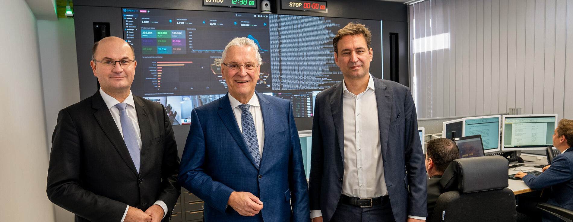 9. November 2022: Innenminister Joachim Herrmann, Finanzminister Albert Füracker und Justizminister Georg Eisenreich stellten die neuen Räumlichkeiten des Cyber-Lagezentrums im Bayerischen Landesamt für Verfassungsschutz vor. Herrmann: „Mit neuen hochprofessionell ausgestatteten Räumen haben wir hier beste Arbeitsbedingungen für die Cyberabwehr Bayern geschaffen.“ Innenminister Joachim Herrmann, Finanzminister Albert Füracker und Justizminister Georg Eisenreich im Cyber-Lagezentrum, im Hintergrund Arbeitsplätze mit vielen Monitoren