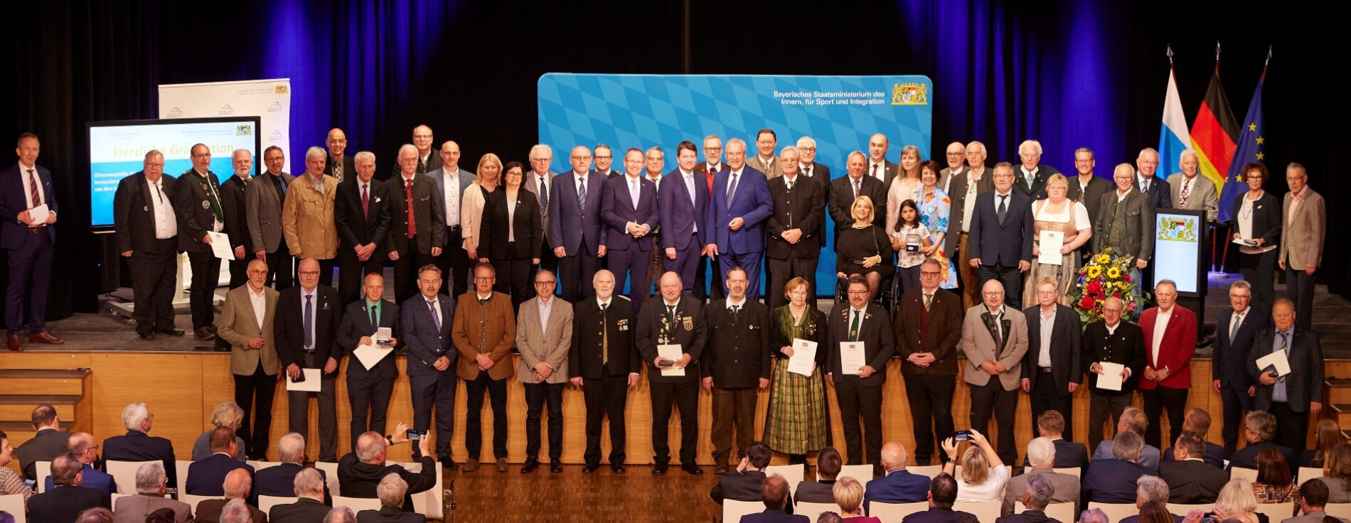 27. April 2024: Großer Ehrungsnachmittag für verdiente Persönlichkeiten des bayerischen Sports und für bayerische Sport- und Schützenvereine: Bayerns Sportminister Joachim Herrmann und Sportstaatssekretär Sandro Kirchner verliehen 54 Ehrenmedaillen für besondere Verdienste um den Sport. Gruppenfoto mit Geehrten der Ehrenmedaillen
