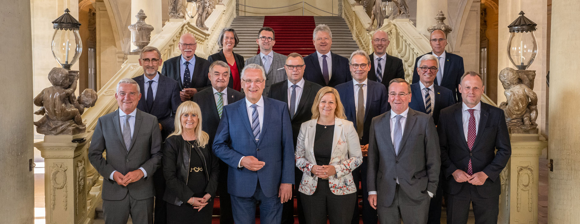 Konstruktive länder- und parteiübergreifende Gespräche um die Innere Sicherheit: Gruppenbild der Innenministerinnen und Innenminister sowie der Innensenatorin und Innensenatoren im Treppenhaus der Würzburger Residenz. Gruppenbild der Innenminister