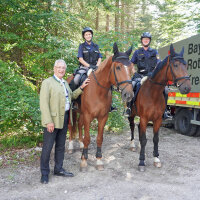 26. Juni 2022: Innenminister Joachim Herrmann hat in Garmisch-Partenkirchen den Führungsstab der Bayerischen Polizei besucht und mit Einsatzkräften der Polizei, der Feuerwehren, der Hilfs- und Rettungsorganisationen und des THW gesprochen. Die Ziele des Polizei- und Versammlungskonzepts seien bislang erfüllt. Die Bayerische Polizei sei bürgernah unterwegs und versuche, Beeinträchtigungen so gering wie möglich zu halten. Innenminister Herrmann mit Polizeireitern