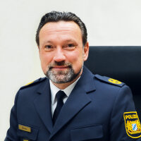 15. Februar 2022: Martin Wilhelm wird neuer Polizeipräsident in Schwaben Nord. „Wilhelm wird ein hervorragender Polizeipräsident sein, menschlich wie fachlich“, ist sich Herrmann sicher. „Mit Wilhelm an der Spitze wird die Polizei in Schwaben Nord auch künftig für ein Höchstmaß an Sicherheit sorgen.“ Neuer Polizeipräsident von Schwaben Nord: Martin Wilhelm