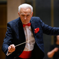 10. Mai 2022: Innenminister Joachim Herrmann und Innenstaatssekretär Sandro Kirchner haben zu einem Benefizkonzert des Polizeiorchesters Bayern zugunsten der Caritas-Arbeit für ukrainische Geflüchtete in Bayern eingeladen. Herrmann: „Unser heutiges Benefizkonzert kommt den vielen Menschen, vor allem Frauen und Kindern zu Gute, die vor dem schrecklichen Krieg in der Ukraine zu uns nach Bayern geflüchtet sind.“ Dirigent in Aktion