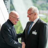 Ausbau des Bevölkerungsschutzes, mehr Sicherheit im digitalen Raum und besserer Schutz von Demokratie und Verfassung – diese Schwerpunkte hat Bayerns Innenminister Joachim Herrmann für die Innenministerkonferenz in Würzburg angekündigt. Im Bild mit Bremens Innensenator Ulrich Mäurer. Innenminister Herrmann begrüßt Innensenator Mäurer