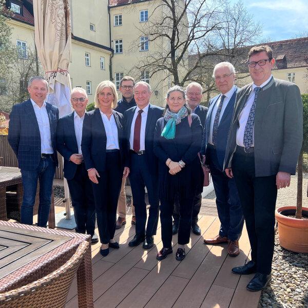 Gruppenbild Bildtext: Der Vorstand der Bayern-Südtirol-Gesellschaft anlässlich des Frühjahrs-Treff in Weihenstephan (v.l.) Peter Daldos, Werner Stuflesser, Ulrike Scharf, Peter Silbernagl, Walter Baumgartner, Monika Aondio, Josef Schrädler, Joachim Herrmann, Martin Bayerstorfer.
