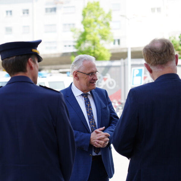 Auf dem Bild: Innenminister Herrmann im Gespräch mit Polizeibeamten am Regensburger Hauptbahnhof