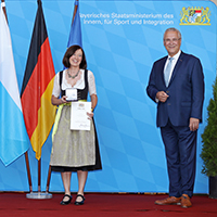 12. September 2020: Als Anerkennung für besondere Leistungen, ohne die der Sport in Bayern nicht denkbar wäre, hat Bayerns Innen- und Sportminister Joachim Herrmann zusammen mit den Präsidenten der Sportdachverbände die 'Ehrenmedaille für besondere Verdienste um den Sport in Bayern' an 25 verdiente Persönlichkeiten aus Sport und Schützenvereinen verliehen. "Ehrenamtliche, die sich im Dienste des Sports für andere einbringen, sind die tragenden Säulen unserer Vereine und Sportorganisationen. Mit Ihrem unermüdlichen Einsatz leisten Sie einen wertvollen Beitrag zum Gelingen unseres Gemeinwesens und unserer Gesellschaft", lobte der Minister. Innenminister Herrmann mit Ehrenmedaillenempfängerin Frau Monika Steinkohl