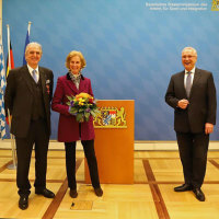 15. Dezember 2020: Guy Graf von Moy engagiert sich seit vielen Jahren umfangreich im sozialen, kirchlichen und kulturellen Bereich und setzt sich selbstlos und unermüdlich für seine Mitmenschen ein. In Anerkennung dieser Leistung hat ihm Innenminister Joachim Herrmann das Bundesverdienstkreuz am Bande ausgehändigt. Guy Graf von Moy und Innenminister Joachim Herrmann