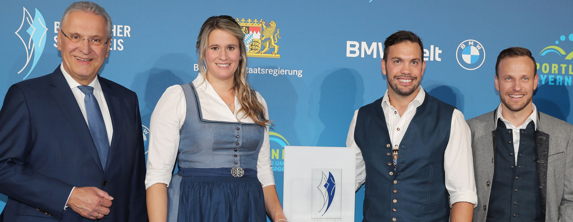 Verleihung des Bayerischen Sportpreises 2022: Sportminister Joachim Herrmann mit Rennrodlerin Natalie Geisenberger und Doppel-Rennrodlern Tobias Wendel und Tobias Arlt Sportminister Joachim Herrmann, Rennrodlerin Natalie Geisenberger, Doppel-Rennrodler Tobias Wendel und Tobias Arlt