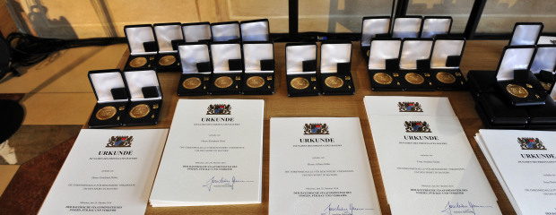Ehrenmedaille und Urkunden Ehrenmedaille und Urkunden