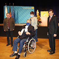 14. Oktober 2020: Innen- und Kommunalstaatssekretär Gerhard Eck verleiht die Kommunale Verdienstmedaille in Silber für besondere Verdienste um die kommunale Selbstverwaltung an 25 Persönlichkeiten aus Schwaben. "Das ist eine beachtliche Leistung, die alles andere als selbstverständlich ist und größte Anerkennung verdient. Denn ich bin mir bewusst, dass ein solches Engagement über so viele Jahre hinweg ein hohes Maß an Einsatz, Ausdauer und Idealismus erfordert. In der Coronakrise haben Sie dies einmal mehr eindrucksvoll unter Beweis gestellt", betonte der Staatssekretär. Eck bei der Verleihung der Kommunalen Verdienstmedaille