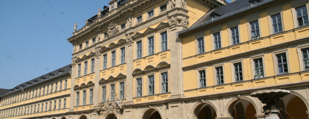 Stiftungen in Bayern haben eine reiche und lange Tradition, wie zum Beispiel das Juliusspital in Würzburg Symbolbild: Blick auf das Gebäude der Stiftung Juliusspital in Würzburg