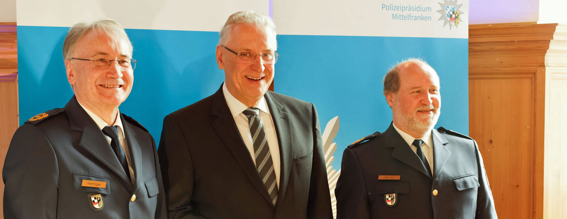 Führungswechsel bei der mittelfränkischen Polizei: Innenminister Joachim Herrmann mit Roman Fertinger (links) und Adolf Blöchl (rechts) Führungswechsel bei der mittelfränkischen Polizei: Innenminister Joachim Herrmann mit Roman Fertinger (links) und Adolf Blöchl (rechts)