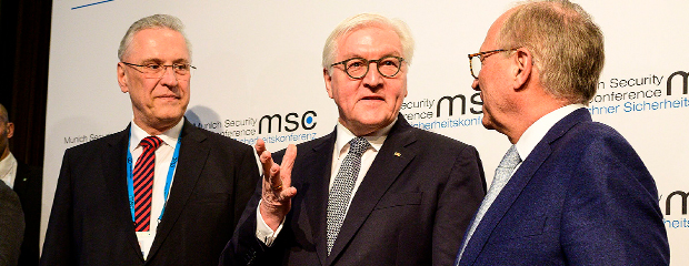 Innenminister Joachim Herrmann auf der Münchner Sicherheitskonferenz Gruppenbild auf der Münchner Sicherheitskonferenz