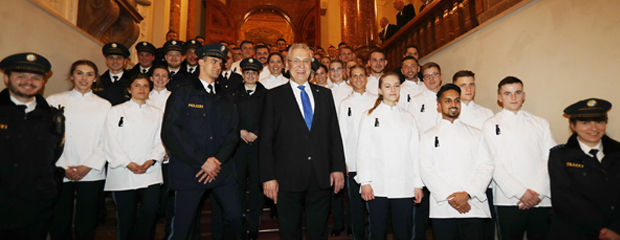 Der Bayerische Innenminister Joachim Herrmann beim Besuch des Neujahrskonzerts des Polizeiorchesters 2020 in München. Der Bayerische Innenminister Joachim Herrmann beim Besuch des Neujahrskonzerts des Polizeiorchesters 2020 in München.