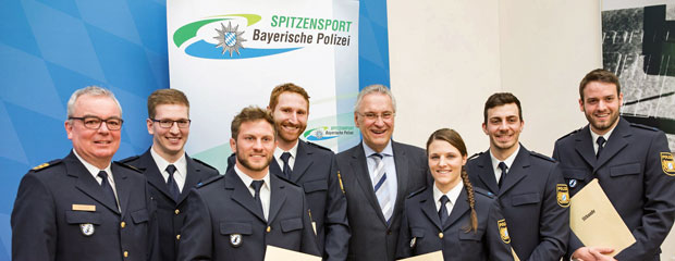 Innenminister Joachim Herrmann und Wolfgang Sommer, Präsident der Bayerischen Bereitschaftspolizei, mit neu ernannten Spitzensportlerinnen und Spitzensportlern der Bayerischen Polizei Die Absolventen des Ausbildungsseminars "Spitzensport-Sommer": Polizeipräsident Wolfgang Sommer, Simon Lang, Sebastian Seidl, Tobias Kargl, Innenminister Joachim Herrmann, Maria Tretter, Sideris Tasiadis und Ralf Hehn