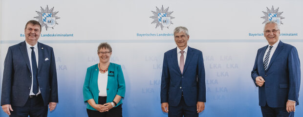 28. Juni 2021: Vizepräsidentenwechsel beim Bayerischen Landeskriminalamt: Innenminister Joachim Herrmann hat heute im Schloss Nymphenburg die langjährige Vizepräsidentin des Bayerischen Landeskriminalamts (LKA) Petra Sandles verabschiedet. Die Nachfolge tritt Guido Limmer an, bisher Polizeivizepräsident in Schwaben Süd/West. „Petra Sandles hat in ihren mehr als 40 Jahren bei der Bayerischen Polizei hervorragende Polizeiarbeit geleistet“, lobte Herrmann. Guido Limmer bezeichnete er als „idealen Nachfolger“: „Bei ihm und Präsident Pickert ist das LKA in den besten Händen!“ Gruppenfoto mit Sandlers, Limmer, Pickert und Innenminister Herrmann