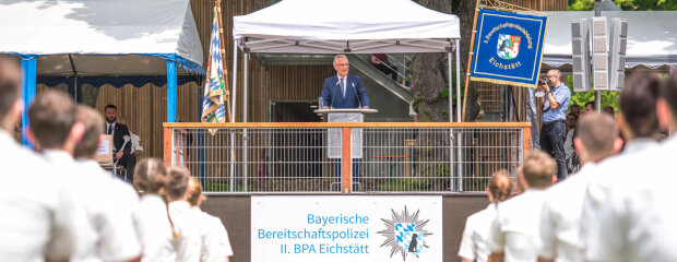 9. Juni 2021: Nachwuchs für die Polizei: Innenminister Joachim Herrmann hat in Eichstätt rund 390 neu eingestellten Polizistinnen und Polizisten den Diensteid abgenommen: "Dank zusätzlicher Polizeistellen können wir auch in den kommenden Jahren deutlich mehr Polizeibeamte einstellen, als in den Ruhestand gehen." Innenminister Herrmann am Rednerpult