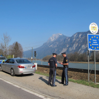 Polizeikontrolle an der Grenze zu Österreich Zwei bayerische Polizeibeamte kontrollieren ein Fahrzeug an der deutsch-österreichischen Grenze.