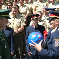 Danke für die Unterstützung UEFA-EM 2008 Eine leitende österreichische Polizeibeamtin überreicht einem bayerischen Einheitsführer als Dank einen Fußball.
