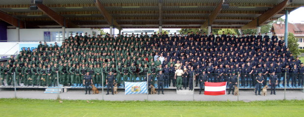 Abschlussfoto Unterstützung Östereich im Rahmen der UEFA -EM 2008 Bayerische und österreichische Polizeibeamte stellen sich in einer Stadiontribüne zu einem Gruppenfoto auf.