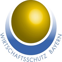 Logo Wirtschaftsschutz Bayern Das Logo setzt sich aus einer goldene Kugel mit blauem, konzentrischen Schatten und halbkreisförmig unter der Grafik ausgerichtetem Text „Wirtschaftsschutz Bayern“ zusammen.