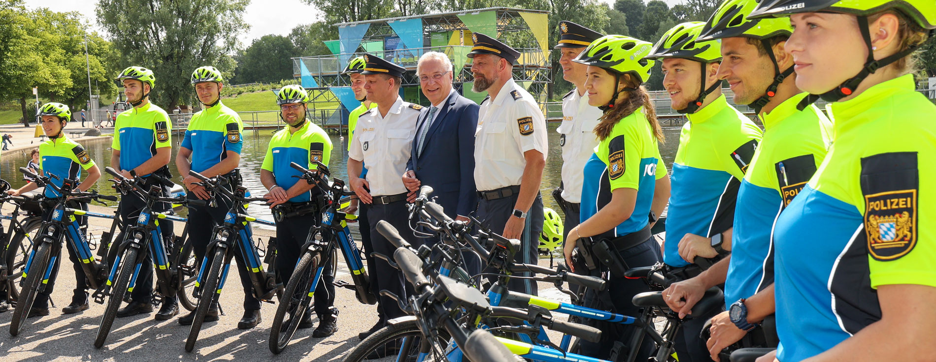 10. Juni 2022: Innenminister Joachim Herrmann hat die erste hauptamtliche Fahrradstaffel der Bayerischen Polizei vorgestellt. "Seit Anfang April 2022 erproben wir rund ein Jahr lang die Alltagstauglichkeit einer ganzjährig tätigen Fahrradstaffel in München", erklärte Herrmann. Ab Juli startet das Projekt auch in Mittelfranken. "Ich bin überzeugt: Unsere Fahrradstreifen sind ein Erfolgsmodell, das wir weiter ausbauen werden." Innenminister Joachim Herrmann mit Radl-Polizistinnen und -Polizisten